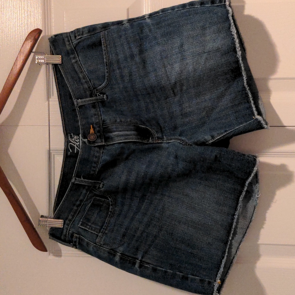Jean shorts with frayed trim